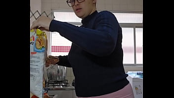 Eu finjo que estou cozinhando na verdade eu gosto de exibir e a buceta inchada