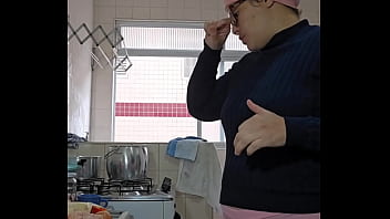 Eu finjo que estou cozinhando na verdade eu gosto de exibir e a buceta inchada