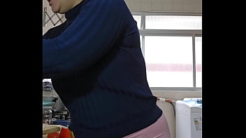 Eu finjo que estou cozinhando na verdade eu gosto de exibir e a buceta inchada