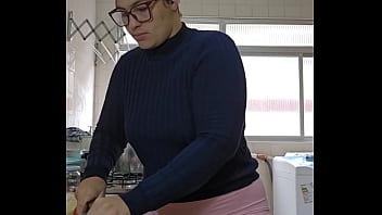 Eu finjo que estou cozinhando na verdade eu gosto de exibir e a buceta inchada