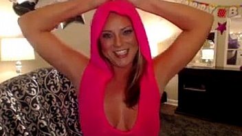 Blonde beauty gets oiled up