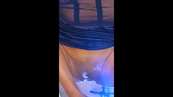 La colegiala y su vecino se encontraron en el elevador del apartamento y no pudieron resistir la tentación de explorar su química en el dormitorio La colegiala y su vecino se encontraron en el elevador del apartamento y no pudieron resistir la tentación de explorar su química en el dormitorio