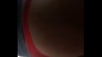 Putita culona muestra culo en tanga roja