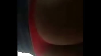 Putita culona muestra culo en tanga roja