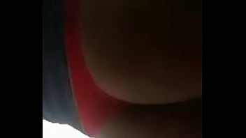 Putita culona muestra culo en tanga roja