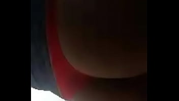 Putita culona muestra culo en tanga roja
