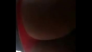 Putita culona muestra culo en tanga roja