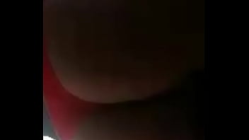 Putita culona muestra culo en tanga roja