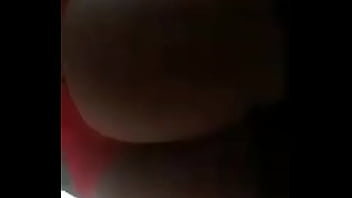 Putita culona muestra culo en tanga roja