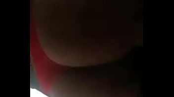 Putita culona muestra culo en tanga roja