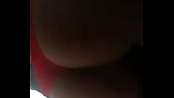 Putita culona muestra culo en tanga roja