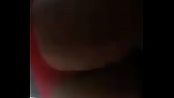 Putita culona muestra culo en tanga roja