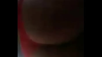 Putita culona muestra culo en tanga roja