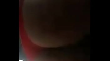 Putita culona muestra culo en tanga roja