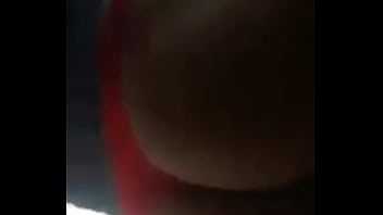 Putita culona muestra culo en tanga roja