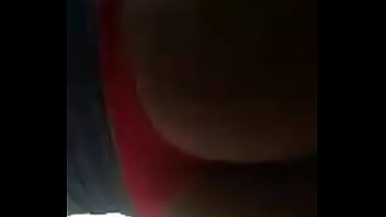 Putita culona muestra culo en tanga roja