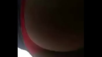 Putita culona muestra culo en tanga roja