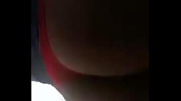 Putita culona muestra culo en tanga roja
