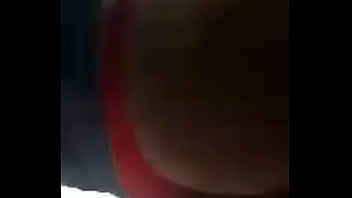 Putita culona muestra culo en tanga roja