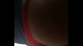 Putita culona muestra culo en tanga roja