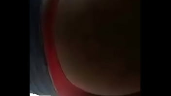 Putita culona muestra culo en tanga roja