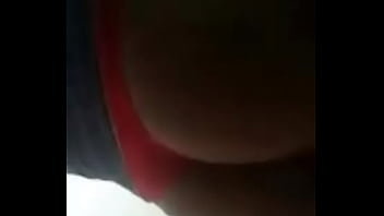 Putita culona muestra culo en tanga roja