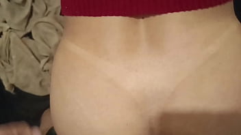 Ele me colocou de quatro e meteu no meu cu com força e sem camisinha muito gostoso e prazeroso assim que eu gosto de gozar melhor que na buceta