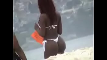 Voyeur en la playa bikini blanco