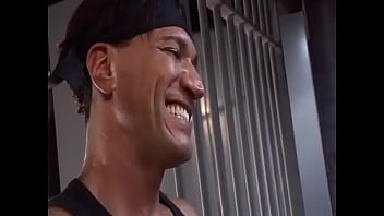 Мужик трахает двух надзирательниц