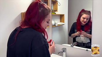 Trixy belle rouqiune comblée par deux bites dès le réveil