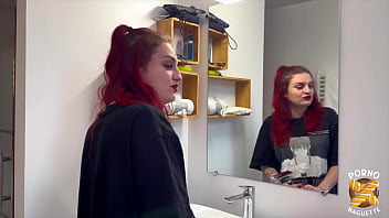 Trixy belle rouqiune comblée par deux bites dès le réveil