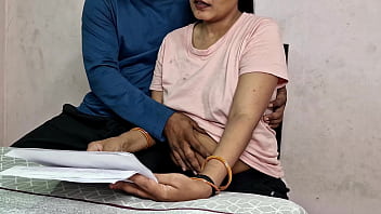 सौतेला बेटा सेक्सी सौतेली माँ को बहकाता है और चोदता है जबकि वह पेपर वर्क कर रही होती है सौतेला बेटा सेक्सी सौतेली माँ को बहकाता है और चोदता है जबकि वह पेपर वर्क कर रही होती है