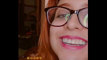 Lajoymx se moja la remera y muestra sus pezones perforados