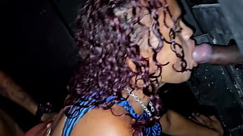 A safada na festa de swing levou surra de pica no cu enquanto chupava varias picas no gloryhole