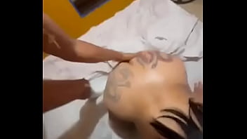 Madura ese folla a su hijastro hasta hacerlo venir y tragarse su leche