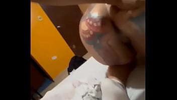 Madura ese folla a su hijastro hasta hacerlo venir y tragarse su leche