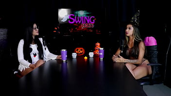 Conheceu o marido em uma casa de swing intrduziram fetiches aos poucos sua primeira vez foi em uma gravação e sobre levar no cu e na buceta casal fada prazeres sheer red halloween