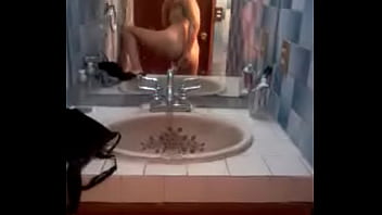 Con el coño lleno de leche de mi vecino le mando videos a mi esposo