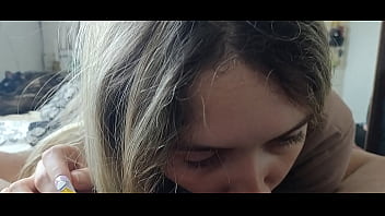 Mamando o pau desse safado ao acordar