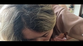 Mamando o pau desse safado ao acordar