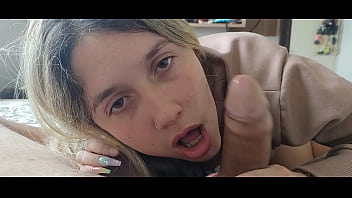 Mamando o pau desse safado ao acordar