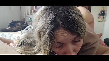 Mamando o pau desse safado ao acordar