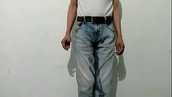 Pantalones orinados con pañal de tela y un dia orgasmico