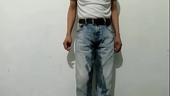 Pantalones orinados con pañal de tela y un dia orgasmico