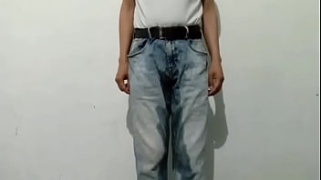 Pantalones orinados con pañal de tela y un dia orgasmico