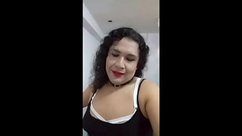 Gorda travesti mostrando el culo en su habitaci&oacute;n y los troncos que se inserta