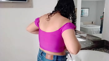 Gordinha tirando a roupa e a minisaia no motel Gordinha tirando a roupa e a minisaia no motel