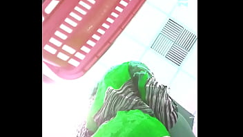 Por baixo da saia no mercado4