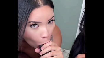 Asiática gostosa chama amiga pra foder sem camisinha com negão