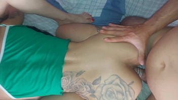 Esposa tira camisinha do marido pra ele gozar dentro da sua amiga